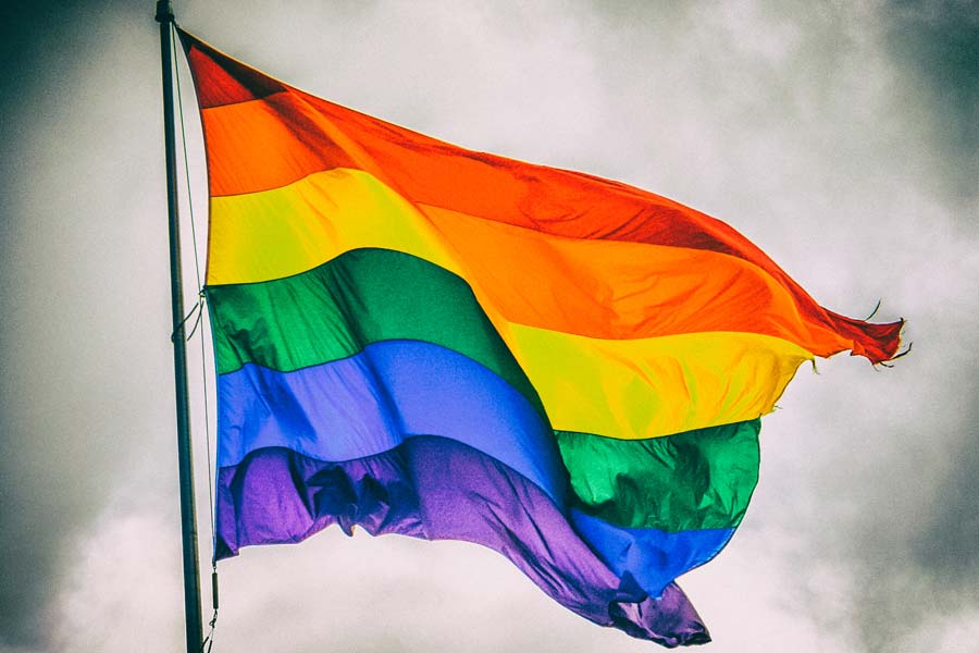 কেন্দ্রকে একটি বিশেষ কমিটি গঠন করে সমলিঙ্গে বিবাহের বিষয়ে অগ্রসর হতে বলেছে সুপ্রিম কোর্ট। সমলিঙ্গ যুগলের রেশন কার্ড, পেনশন, উত্তরাধিকার সমস্যা প্রভৃতি বিষয়ে সিদ্ধান্ত নেওয়া হবে ওই কমিটির মাধ্যমে।