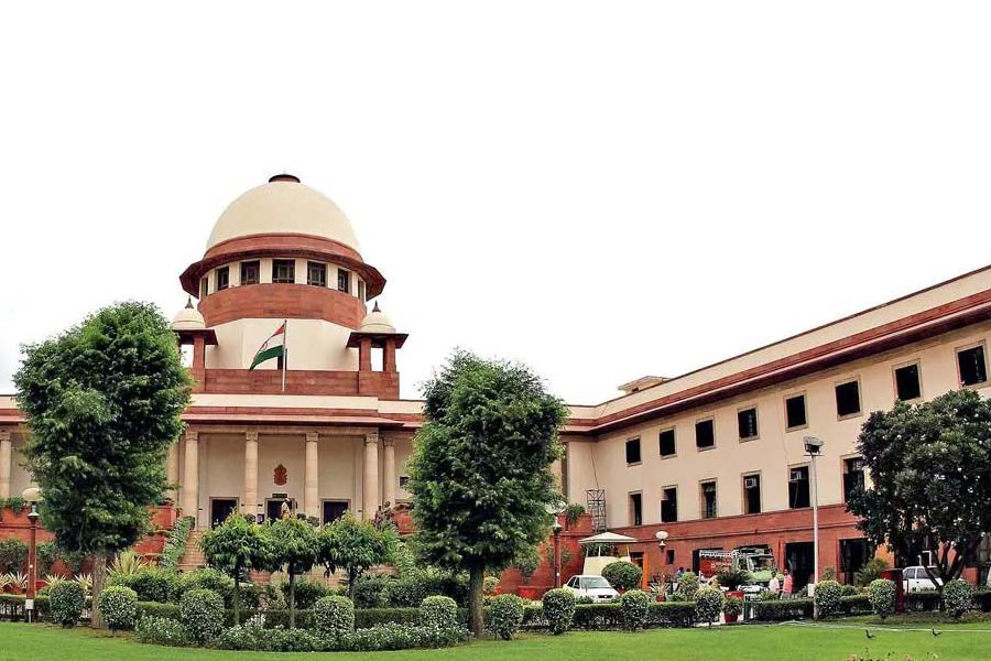 উল্লেখ্য, গত ৩ মে সুপ্রিম কোর্টে কেন্দ্রীয় সরকার জানিয়েছিল, সমলিঙ্গ যুগলেরা প্রশাসনিক যে সব সমস্যার মুখোমুখি হন, সেগুলি সমাধানের জন্য মন্ত্রিপরিষদের এক জন সচিবের নেতৃত্বে একটি বিশেষ কমিটি গড়ার ভাবনা রয়েছে তাদের। সেই কমিটিকেই পদক্ষেপ করতে বলেছে শীর্ষ আদালত।