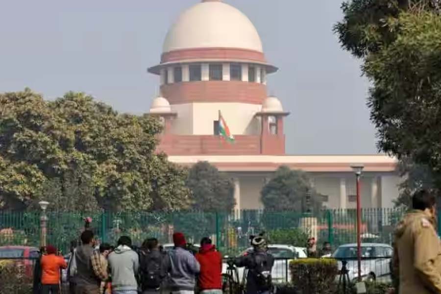 সমলিঙ্গে বিয়ে নিয়ে রায় পড়ে শোনাতে গিয়ে প্রধান বিচারপতি বলেন, ‘‘বিবাহ নামক প্রতিষ্ঠানটি কোনও অনড়, অটল বিষয় নয়। বিবাহে বিবর্তন আসে। ব্যক্তিগত স্তরের যে কোনও কাজকে আইনের ঊর্ধ্বে রাখা উচিত নয়। বিবাহ বর্তমানে যে স্বীকৃতি পেয়েছে, আইন না থাকলে তা সম্ভব হত না।’’