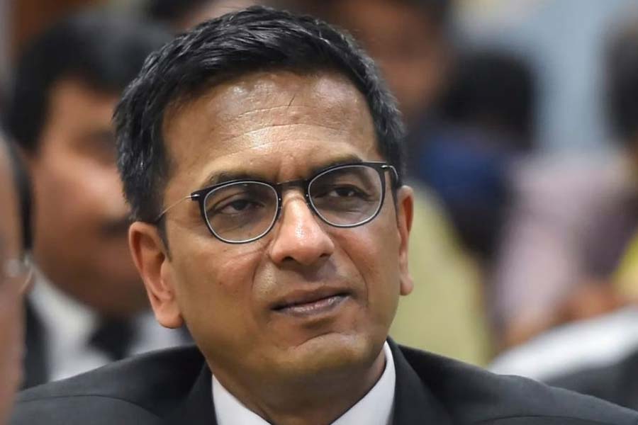 সমকামী কিংবা এলজিবিটিকিউ সম্প্রদায়ের কোনও মানুষকে হেনস্থা করা যাবে না, এমনটাই মন্তব্য করেন প্রধান বিচারপতি। তিনি জানান, এই সম্প্রদায়ের কাউকে তাঁদের যৌন পরিচয় জানার জন্য থানায় তলব করা যাবে না। তাঁরা বাড়ি ছেড়ে বেরিয়ে এলে তাঁদের সেখানে জোর করে ফেরানো যাবে না। এই সম্প্রদায়ের কারও বিরুদ্ধে অভিযোগ গ্রহণ করার আগে পুলিশকে প্রাথমিক ভাবে বিষয়টি খতিয়ে দেখতে হবে।