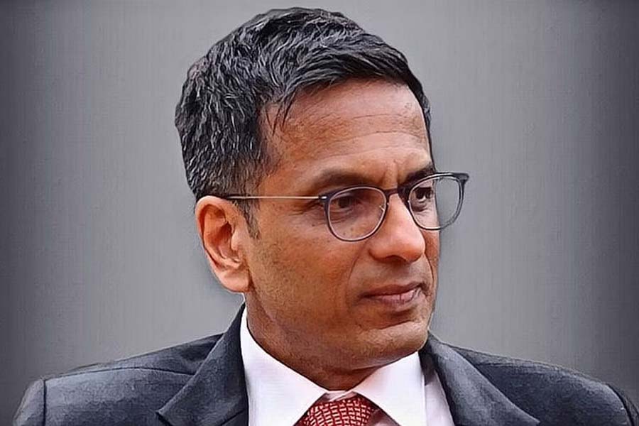 সমলিঙ্গ বিবাহে আইনি স্বীকৃতি দিতে হলে বিশেষ বিবাহ আইনে পরিবর্তন আনতে হবে। যা বিচারব্যবস্থার মাধ্যমে সম্ভব নয়। তাই আইনসভাকেই এ বিষয়ে পদক্ষেপ করতে হবে। প্রধান বিচারপতি বলেন, ‘‘বিশেষ বিবাহ আইনে পরিবর্তন আনা হবে কি না, সে বিষয়ে সিদ্ধান্ত নেবে সংসদ।’’