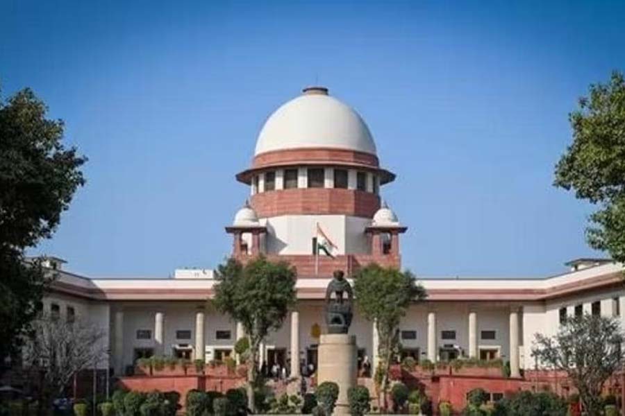 সুপ্রিম কোর্টের পাঁচ জন বিচারপতি একটি বিষয়ে ভিন্ন মত পোষণ করেছেন। সমলিঙ্গ যুগল সন্তান দত্তক নিতে পারবেন কি না, সে বিষয়ে তাঁরা সকলে একমত হতে পারেননি।