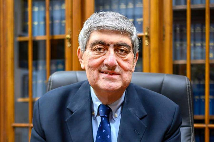 প্রধান বিচারপতি ডিওয়াই চন্দ্রচূড় এবং বিচারপতি সঞ্জয় কিষাণ কউল সমলিঙ্গ যুগলের সন্তান দত্তক নেওয়ার অধিকারকে স্বীকৃতি দিয়েছেন। শুধু বিষমকামী যুগলই সন্তানকে স্থিতিশীল জীবন দিতে পারেন, এই তত্ত্ব মানতে চাননি প্রধান বিচারপতি। তিনি বলেন, অবিবাহিত দম্পতি, সমলিঙ্গ দম্পতিও সন্তান দত্তক নিতে পারেন। তাঁর সঙ্গে সহমত পোষণ করেন বিচারপতি কউলও।