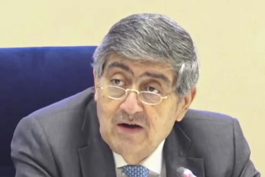 বিচারপতি কউল বলেন, ‘‘প্রাচীন কাল থেকেই সমলিঙ্গ সম্পর্ককে স্বীকৃতি দেওয়া হয়েছে। শুধু যৌন ক্রিয়াকলাপের জন্য নয়। মানসিক, আবেগপূর্ণ সম্পর্কেরও প্রতিফলন ঘটে তাতে। তাই আমি এ বিষয়ে প্রধান বিচারপতির সঙ্গে একমত।’’ কিন্তু বিচারপতি এস রবীন্দ্র ভট্ট, বিচারপতি হিমা কোহলি এবং বিচারপতি এস নরসিংহ এ বিষয়ে সম্মতি জানাননি।