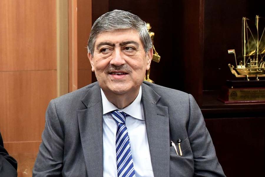 সমলিঙ্গে বিবাহ প্রসঙ্গে বিচারপতি কউল বলেন, ‘‘বিশেষ বিবাহ আইনে সমলিঙ্গ বিয়ের অন্তর্ভুক্তিতে ব্যাখ্যামূলক কিছু সীমাবদ্ধতা রয়েছে। ওই আইন পরিবর্তন করতে হলে বিরূপ প্রভাব পড়তে পারে।’’ তবে আইনটি শুধুমাত্র বিষমকামী যুগলদের কথা মাথায় রেখে তৈরি করা হয়েছিল, এই মতও তিনি মানতে চাননি।