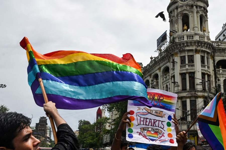 অবিষমকামী মিলন এবং বিষমকামী মিলনকে একই মুদ্রার দুই পিঠ হিসাবে দেখা উচিত বলে মন্তব্য করেন বিচারপতি কউল। বিচারপতি চন্দ্রচূড়ের মতোই তিনিও জানান, সমকামী যুগল বা এলজিবিটিকিউ সম্প্রদায়ের উপর বৈষম্যবিরোধী একটি আইন দেশে প্রয়োজন।