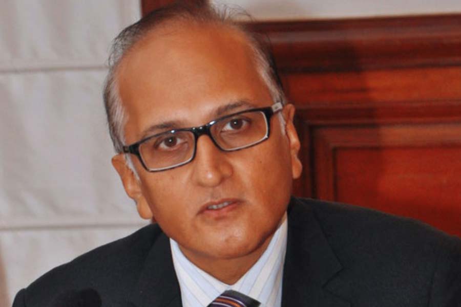 বিচারপতি ভট্ট তাঁর রায় পড়ে শোনাতে গিয়ে বলেন, ‘‘কোনও বিয়ের স্বীকৃতি আইন ছাড়া সম্ভব নয়। কিন্তু বিয়ের বিষয়ে আইন বিচারব্যবস্থা আনতে পারে না। তা সংবিধানসম্মত নয়।’’ তিনি স্বীকার করেন, প্রত্যেক ভারতীয় নাগরিকের সঙ্গী নির্বাচন এবং তাঁর সঙ্গে ঘনিষ্ঠ হওয়ার অধিকার রয়েছে।