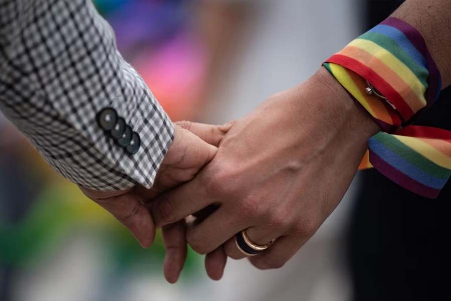 বিচারপতি ভট্ট জানান, বিশেষ বিবাহ আইনটিকে লিঙ্গনিরপেক্ষ ভাবে দেখা উচিত নয়। তাতে বিরূপ প্রভাব পড়তে পারে। হতে পারে হিতে বিপরীত। আবার, সমলিঙ্গ যুগলের পেনশন, পিএফের মতো সুবিধা প্রদান করা না হলে তাদের অপমান করা হয় বলেও মনে করেন বিচারপতি ভট্ট।