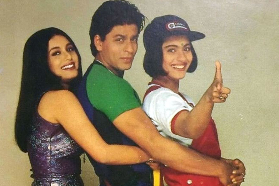 সোমবার পরিচালক হিসাবে ২৫ বছর পূর্ণ করলেন কর্ণ জোহর। তার পাশাপাশি কর্ণ পরিচালিত প্রথম ছবি ‘কুছ কুছ হোতা হ্যায়’ও ২৫ বছরে পা দিল।