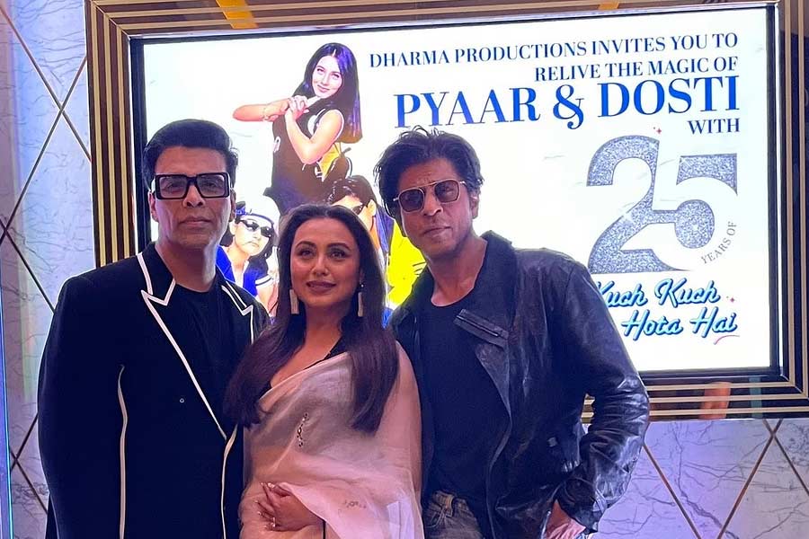 রবিবার সন্ধ্যায় ‘কুছ কুছ হোতা হ্যায়’ ছবির রজত জয়ন্তী উপলক্ষে মুম্বইয়ে বিশেষ ‘স্ক্রিনিং’-এর আয়োজন করেন পরিচালক কর্ণ। কর্ণের সঙ্গে সে অনুষ্ঠানে উপস্থিত ছিলেন ‘কুছ কুছ হোতা হ্যায়’ ছবির রাহুল এবং টিনা অর্থাৎ শাহরুখ খান এবং রানি মুখোপাধ্যায়।