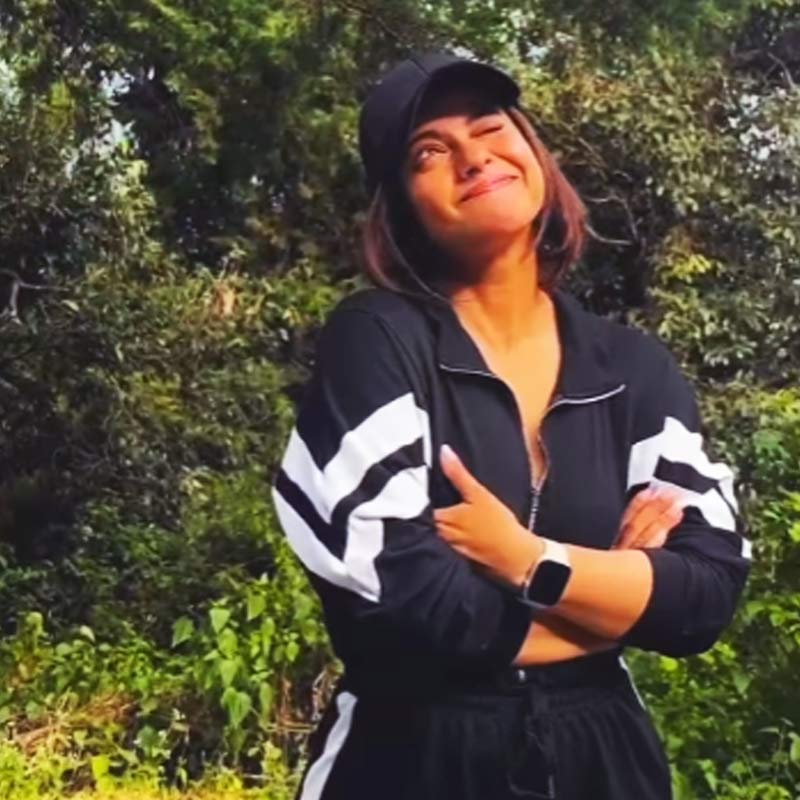 শাহরুখ এবং রানি উপস্থিত থাকলেও দেখা মেলেনি কাজলের। তবে সমাজমাধ্যমের পাতায় অঞ্জলির সাজপোশাকে ধরা দিলেন বলি অভিনেত্রী।