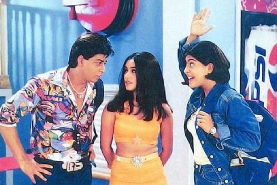 কানাঘুষো শোনা যায়, ২৫ বছর আগে মুক্তিপ্রাপ্ত ‘কুছ কুছ হোতা হ্যায়’ ছবিতে অভিনয় করে ১ কোটি টাকা আয় করেন শাহরুখ। 