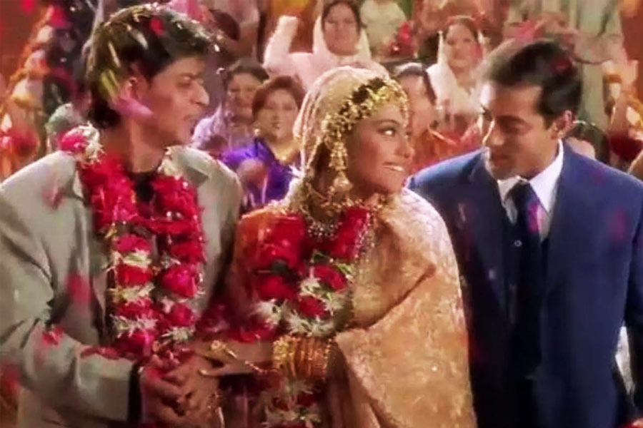 ‘কুছ কুছ হোতা হ্যায়’ ছবিতে ক্যামিয়ো চরিত্রে অভিনয় করেন সলমন খান। বলিপাড়া সূত্রে খবর, এই চরিত্রে অভিনয় করে ১২ লক্ষ টাকা পারিশ্রমিক পেয়েছিলেন বলি অভিনেতা।