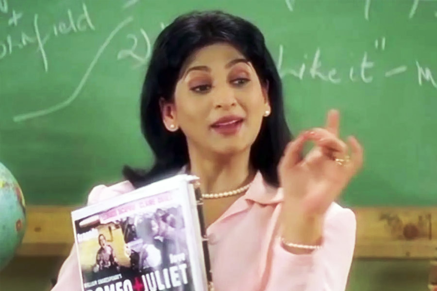 ‘কুছ কুছ হোতা হ্যায়’ ছবিতে ছোট এবং বড় পর্দার কৌতুকাভিনেত্রী অর্চনাপূরণ সিংহও পার্শ্বচরিত্রে অভিনয়ের সুযোগ পান। কানাঘুষো শোনা যায়, পার্শ্বচরিত্রে অভিনয় করে আড়াই লক্ষ টাকা আয় করেছিলেন তিনি।