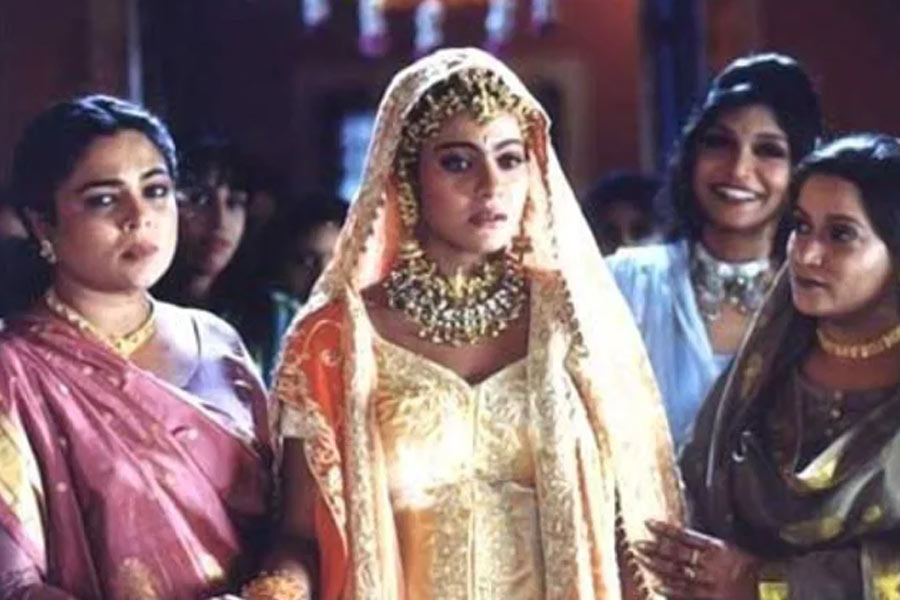 ‘কুছ কুছ হোতা হ্যায়’ ছবিতে অঞ্জলির মায়ের চরিত্রে অভিনয় করতে দেখা যায় রীমা লাগুকে। বলিপাড়া সূত্রে খবর, এই ছবিতে অভিনয় করে ৪ লক্ষ টাকা পারিশ্রমিক পেয়েছিলেন রীমা।