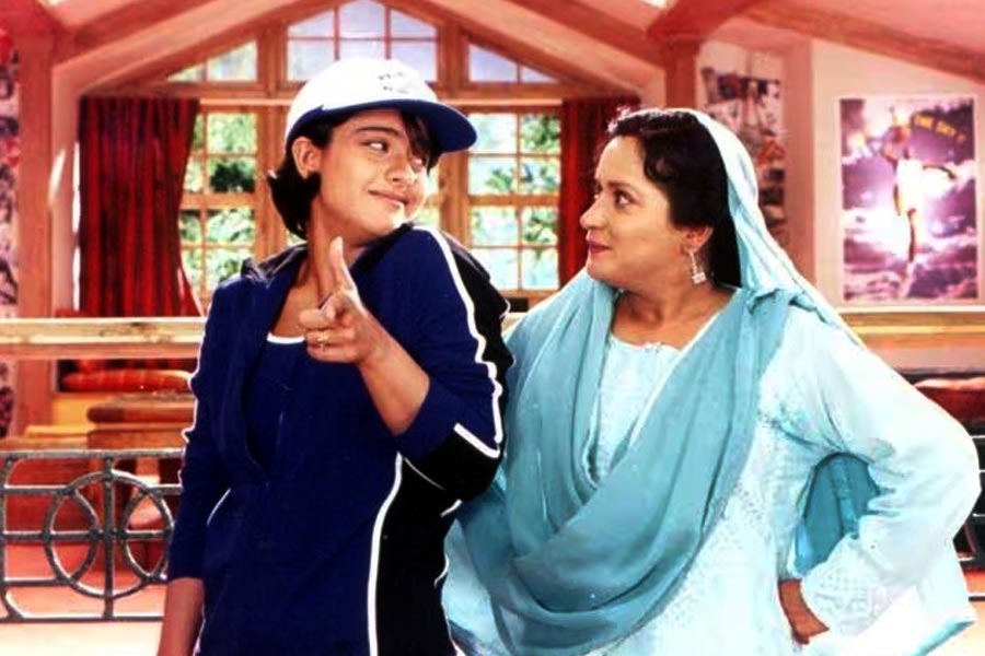 ‘কুছ কুছ হোতা হ্যায়’ ছবিতে স্বল্প দৈর্ঘ্যের চরিত্রে অভিনয় করেন হিমানি শিবপুরি। কানাঘুষো শোনা যায়, এই ছবিতে অভিনয় করে ৯০ হাজার টাকা পারিশ্রমিক পেয়েছিলেন অভিনেত্রী।