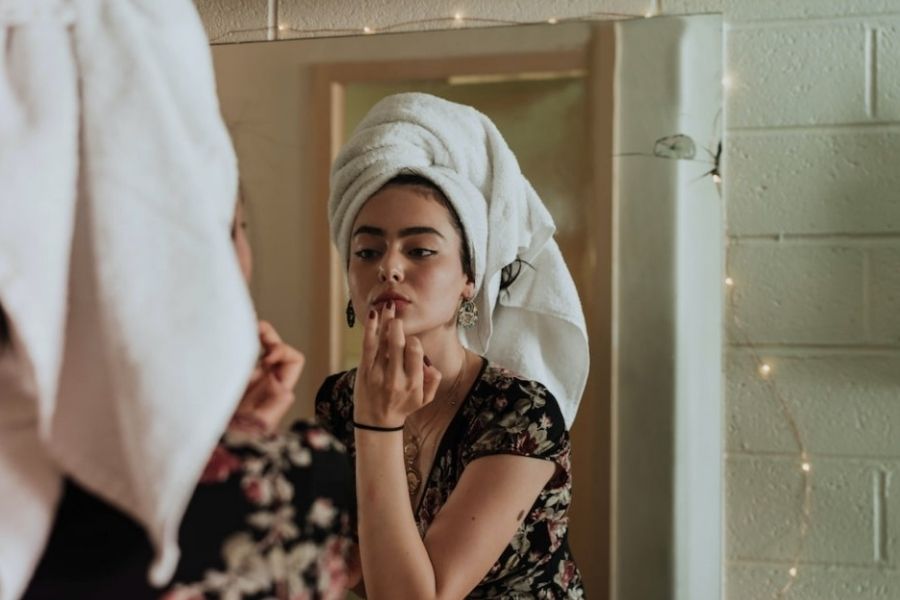 একে সামনে পুজো, তায় মাসের শেষ! অফিসের দায়ভার সামলাতে গিয়ে আপনিও বুঝে পাচ্ছেন না, কী ঘরোয়া রুপটানে টুকটাক টিপস ও টোটকা কী করে বজায় রাখবেন! তাই তো?  আপনার মুসকিল আসান করতে এগিয়ে এলেন রুপটান শিল্পী শর্মিলা সিংহ ফ্লোরা। 