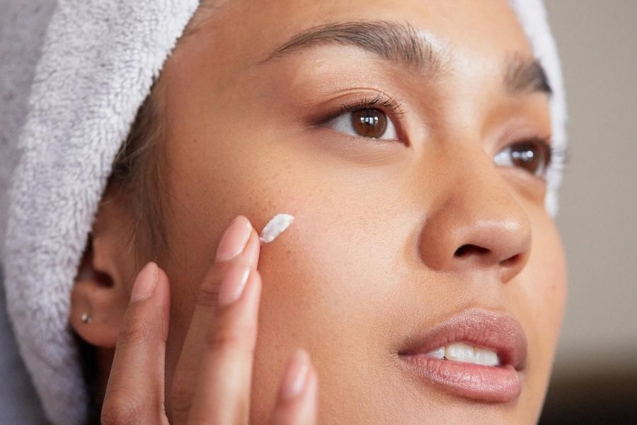 তাঁর মতে, তৃতীয়া ও চতুর্থী এই দুই দিন হচ্ছে ত্বক চর্চা ও কেশ চর্চার জন্য আদর্শ। বাড়িতে ঘরোয়া টোটকা ব্যবহারের বদলে তার মতে পার্লার গিয়ে গোল্ড  বা পার্ল ফেসিয়াল,  ভিটামিন সি ফেসিয়াল, ট্যান পরিষ্কার করার ফেসিয়াল করিয়ে নিন। পুজোর জন্য এর থেকে ভাল কিছুই হতে পারে না। 