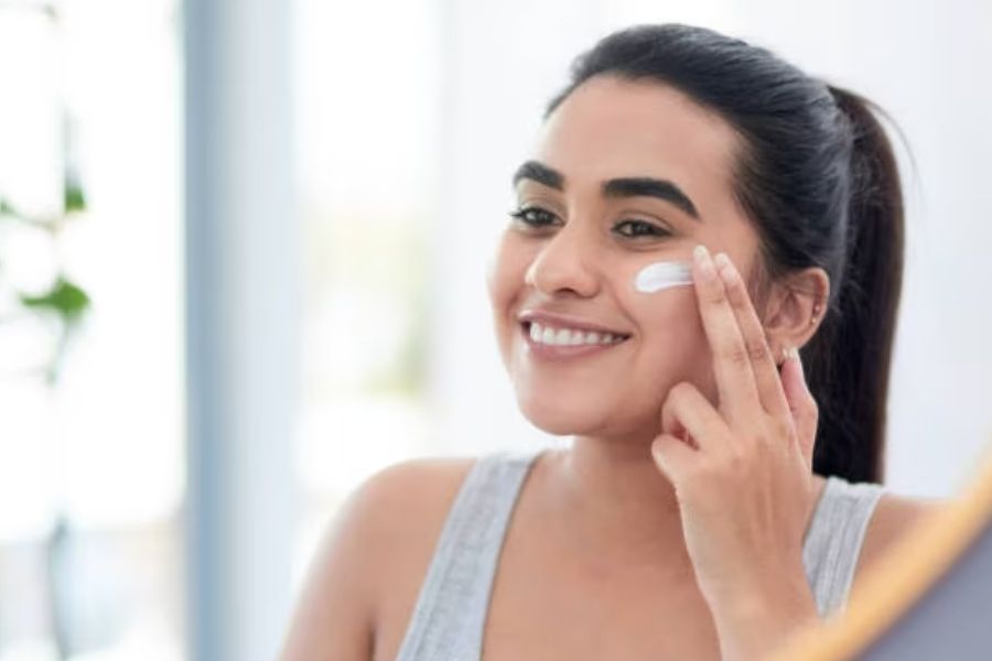 সারা বছর চুলকে যতই অবহেলা করুন না কেন,  পুজোর সময় মোলায়েম ও চকচকে চুলের জন্য চাই ভাল কোনও কেয়ার। তৃতীয়া বা চতুর্থীর দিন কেশ চর্চারও আদর্শ সময়। 