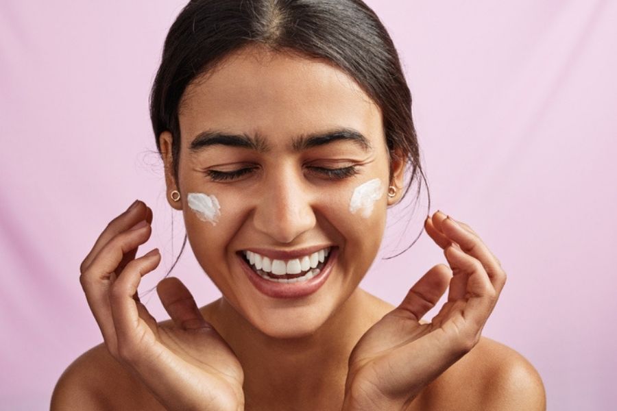 শ্রীমতী ফ্লোরা জানাচ্ছেন,  ‘‘কেরাটিন ট্রিট্মেন্ট,  হেয়ার বোটক্স,  ন্যানো, হেয়ার স্পা ইত্যাদি নানা রকমের কেয়ার পেতে পারেন আপনার চুলের জন্য। এতে যে শুধু সাময়িক ভাবে আপনার চুল কয়েক দিন সুন্দর দেখাবে তাই নয়, পার্লারে গিয়ে দক্ষ মানুষদের হাতে এই রকম ট্রিটমেন্ট করিয়ে নিলে প্রায় তিন থেকে ছয় মাস ভাল থাকবে আপনার চুল।’’ 