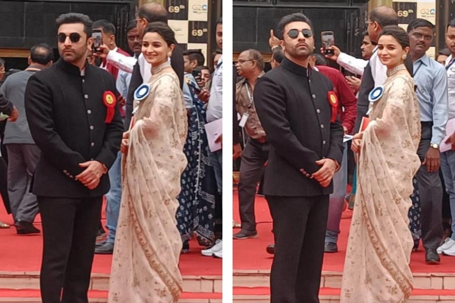 Ranbir Kapoor keeps distance from Alia Bhatt at 69th National Film Awards