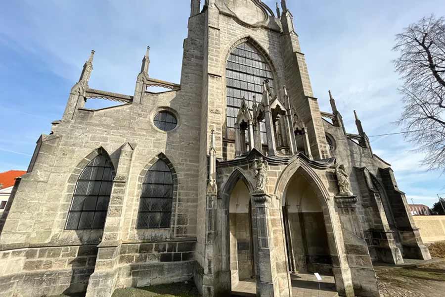 Sedlec Ossuary is the structure decorated with human bones