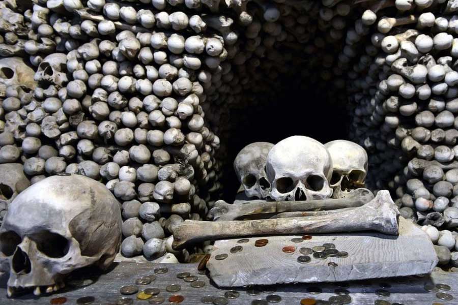 Sedlec Ossuary is the structure decorated with human bones