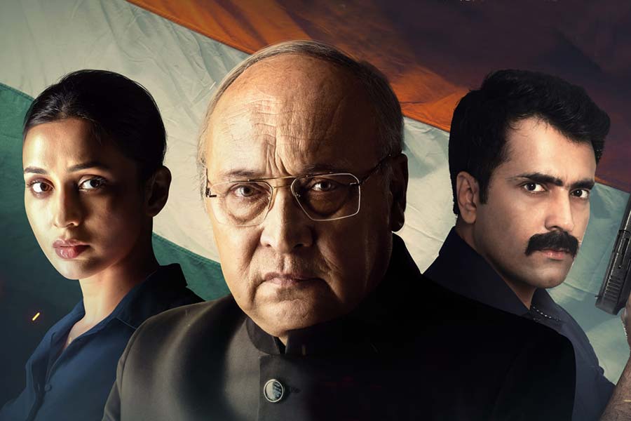 (বাঁ দিক থেকে) মিমি চক্রবর্তী, ভিক্টর বন্দ্যোপাধ্যায়, আবীর চট্টোপাধ্যায় ।