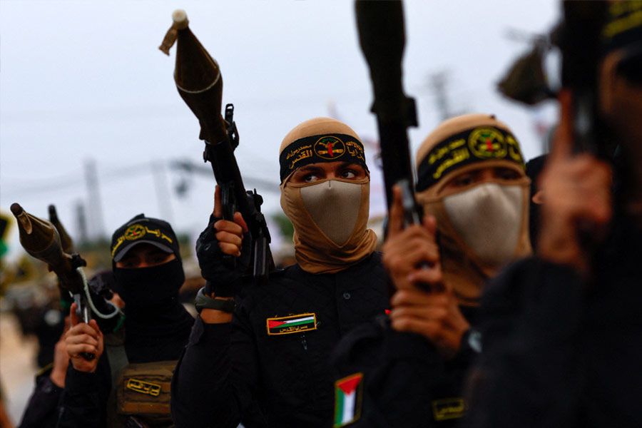 মিশরে পড়ার সময়ে মুসলিম ব্রাদারহুডের সংস্পর্শে আসেন শাকাকি এবং আওয়াদা। সত্তরের দশকে ব্রাদারহুড ছেড়ে প্যালেস্তিনিয়ান ইসলামিক জিহাদ নামের সংগঠন তৈরি করেন তাঁরা।