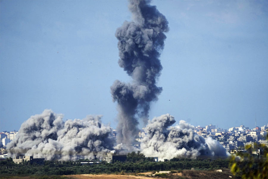 তবে বর্তমান সংঘাতে যাবতীয় মতফারাক দূরে রেখে হামাসের সঙ্গে সমন্বয় রেখেই ইজ়রায়েলের উপর হামলা চালাচ্ছে ইসলামিক জিহাদ। তেল আভিভের বক্তব্য, সংগঠনটি ক্ষেপণাস্ত্র চালাতে ব্যর্থ হওয়ায় গাজ়ার হাসপাতালে বিস্ফোরণ হয়েছে। ইসলামিক জিহাদের তরফে এই বিষয়ে এখনও কিছু বলা না হলেও ইজ়রায়েলের বিরুদ্ধে মুখ খুলেছে হামাস, এমনকি প্যালেস্তিনীয় কর্তৃপক্ষও।