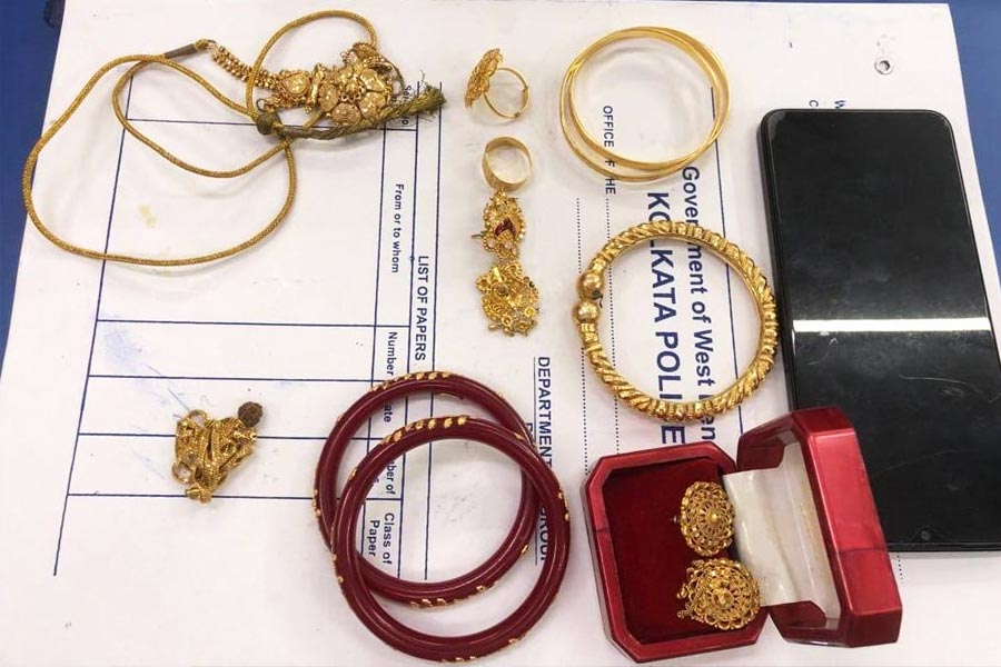 Police recovered Jewelleries worth of seven lacs stolen from South Kolkata