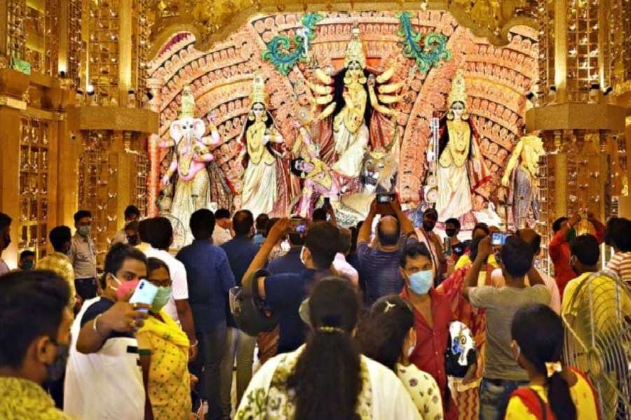 How long can you wait before a Puja Pandal in Kolkata