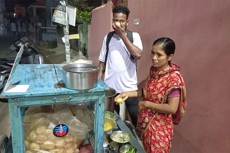 Babita an woman from bardhaman sells Gol gappa to earn her living