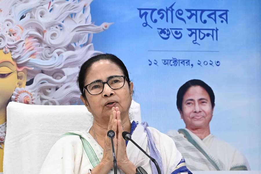 মহালয়ার দু’দিন আগেই পুজো উদ্বোধন শুরু করেন মুখ্যমন্ত্রী।