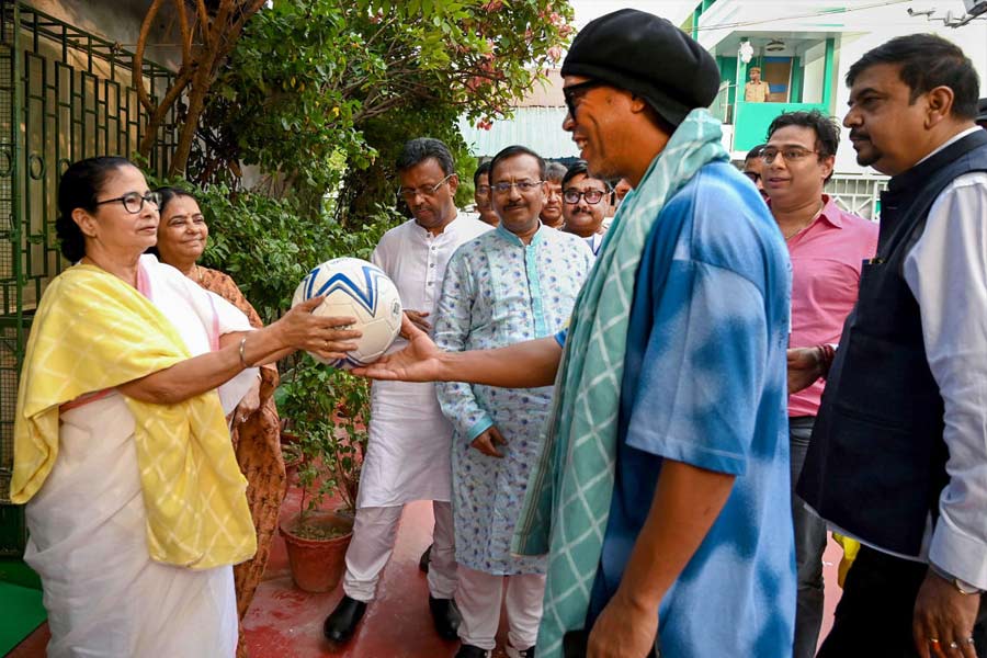 পুজো উদ্বোধনে এসে মুখ্যমন্ত্রীর সঙ্গে দেখা করতে গিয়েছেন বিশ্বকাপজয়ী ফুটবলার রোনাল্ডিনহো।