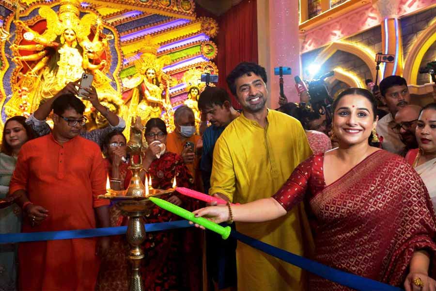 মহালয়ার দু’দিন আগে শ্রীভূমির পুজোর উদ্বোধনে দেব এবং বিদ্যা বালন।