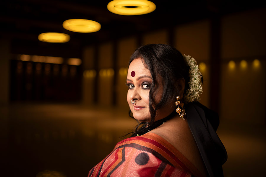 তবে পুজোয় সবকিছুকেই তুড়ি মেরে উড়িয়ে দেওয়া যায়। মন খুলে সাজুন সাবেকি কী পশ্চিমী সব রকম সাজেই। পথ দেখাল আনন্দবাজার অনলাইন। এক নজরে দেখে নিন হাল ফ্যাশনের কোন সাজ দারুণ মানাবে পুজোর দিনে?