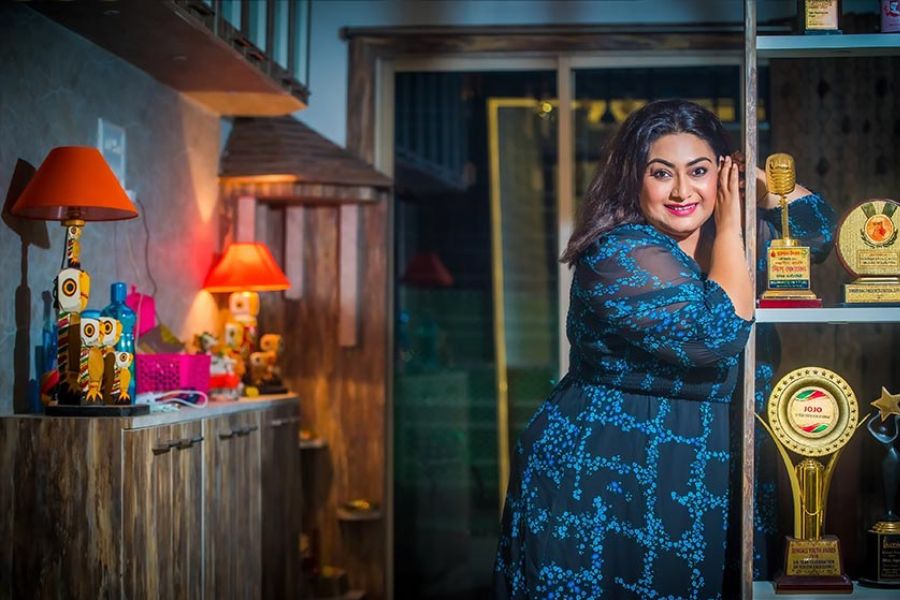 গায়িকা জোজো! বাংলার সঙ্গীত জগতে একডাকে তাঁকে চেনে সবাই। তিনি যেমন সুন্দরী তেমনই মঞ্চ কাঁপানো উপস্থিতি তাঁর। চেহারার ধরনও স্থূলই। নিজেই বললেন যে, “আমি মনে করি স্টাইল মানেই তাতে আরামটা যেন মাথায় রাখতে হয়। পুজোর সময় খেয়াল রাখতে হয় শোয়ের সময়ের আরামের দিকটাও। অষ্টমী মানেই মেজেন্টা বা লাল রঙের সাজ, পৃথিবীর যে প্রান্তেই থাকি না কেন। 