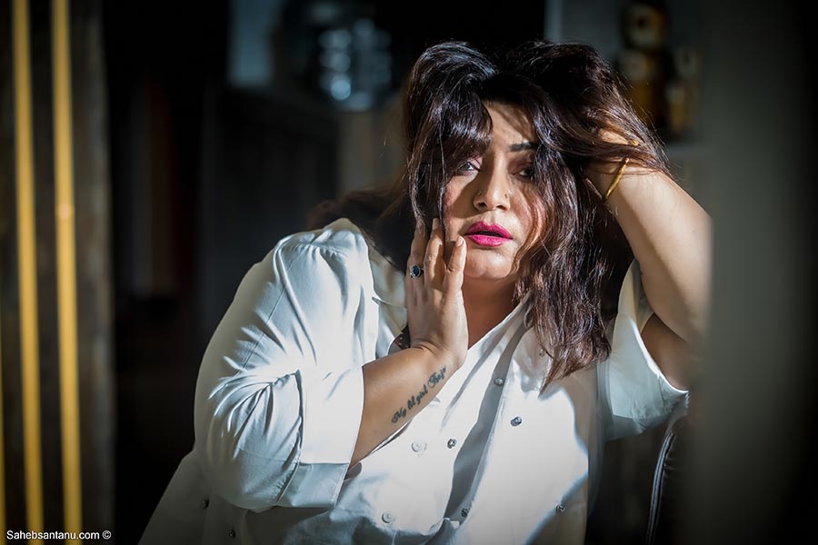 তবে তাতে কী কোনও দিন দমে গিয়েছেন গায়িকা? সপাটে উত্তর দিলেন নিজের বেছে নেওয়া তাক লাগানো পুজোর লুকবুকে। নানা রকম পোশাকের ধরনে তিনি আত্মবিশ্বাসী। 