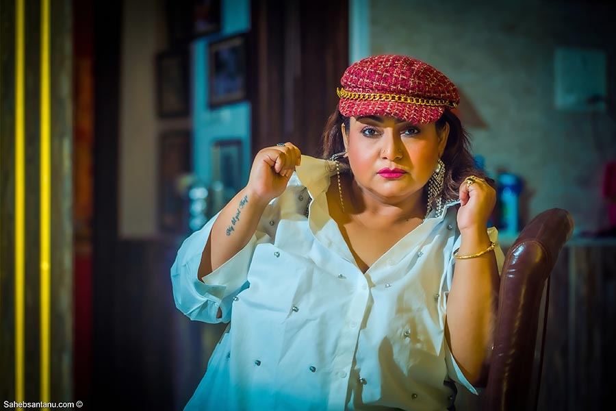 প্রথমেই বলতে হয় তাঁর ঝকঝকে সাদা সার্টের সাজ। বেপরোয়া এই লুকে যেমন রয়েছে নিজস্বতা তেমনই চোখেমুখে ছাপিয়ে উঠছে তাঁর আনন্দ!  সাদা সাজ পুজোর দিনে! তাতে কী? উজ্জ্বল গোলাপি লিপস্টিকেই তিনি তৈরি পুজোর জন্য। মাথায় আবার লাল রঙের বেরেট টুপি। তাতেই সবাই মাত। 