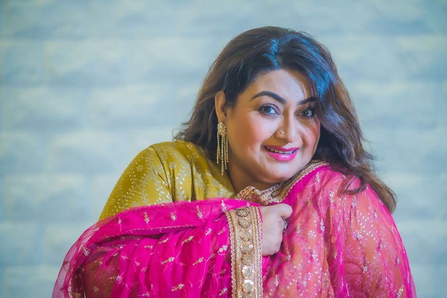 সাজ বদল। এই বার তিনি নিজেই গোলাপি আর হলুদের সাজে! পোশাকের রং যেন উৎসবের মরশুমকে তুলে এনেছে তাঁর অভিব্যক্তির মধ্যেই। নিজের মোটা হওয়া নিয়ে কোনও অযথা ভাবনা নেই জোজোর, তিনি জানেন নিজের সাজের মহিমা!