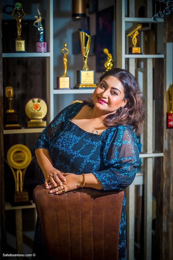 খিলখিলিয়ে শিশুসুলভ হাসি! “দিল তো বাচ্চা হ্যায় জি!” জোজোর নীল ড্রেসের সাজ শরীরের গড়ন বা ওজন নিয়ে অযথা চিন্তা কে দূরে সরিয়ে যেন নিজের সৌন্দর্যকেই ভালবাসতে শেখায় এই  পুজোয় নিজের প্রেমে পড়ুন এমনটাই যেন তাঁর কথা। নিজের কথাতেই বললেন, “নিজের পোশাকের স্টাইলিং আমি নিজেই করি, আত্মবিশ্বাসটাই আসল!”