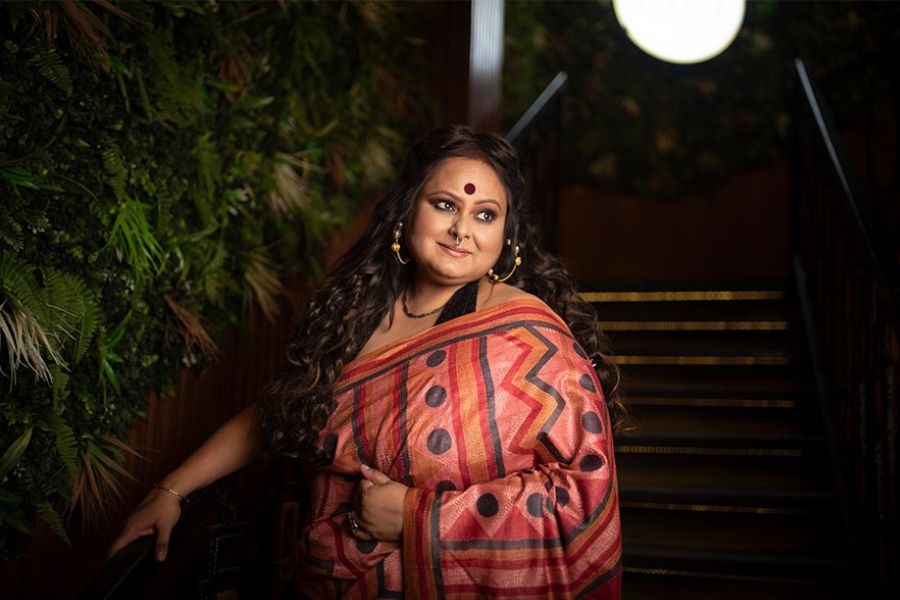 সাবেকি কাঁথা শাড়ি। সিল্কের উপর কাঁথা কারুকাজের শাড়ির শখ কম বেশি সবারই থাকে। তবে কেমন করে সাজবেন ভেবে পাচ্ছেন না? পরুন সাহসী ক্রপ টপ আর অন্য ধাঁচের গয়না। 