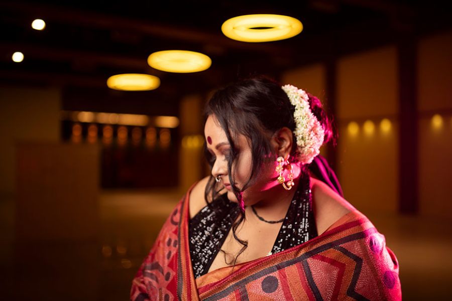 সংগ্রহে রয়েছে সিক্যুইনের ঝকমকে সাহসী হল্টারনেক ক্রপ টপ । কিন্তু কেমন লাগবে ভেবে পিছিয়ে আসেন, সঙ্গে থাকে নানা তির্যক মন্তব্যের ভয়ও। তবে কে কী বলে থোড়াই কেয়ার!