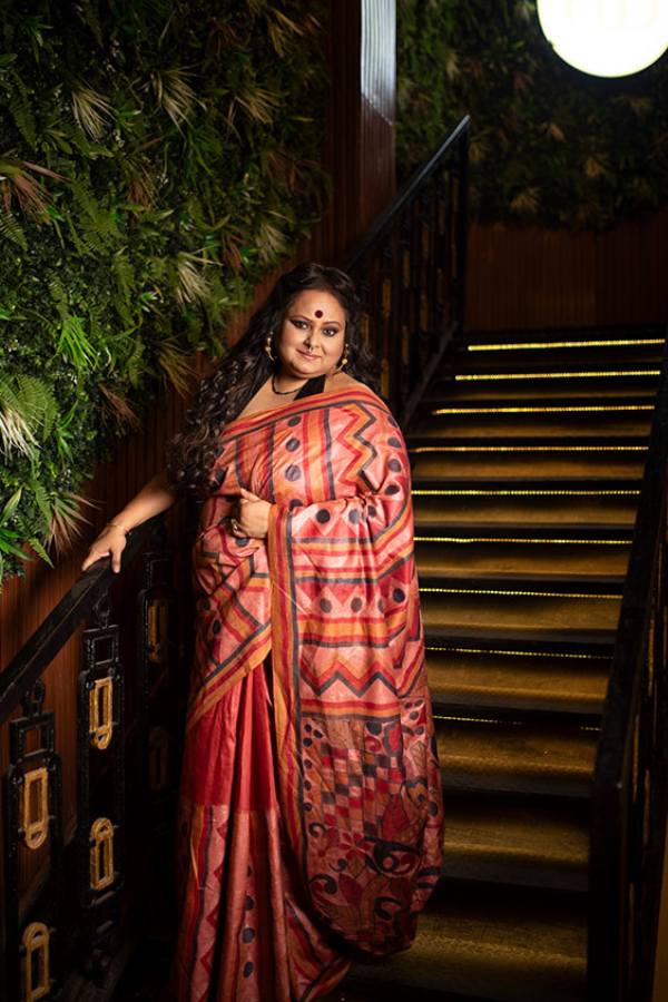 বনেদি অভিজাত লাল সিল্কের কাঁথা কারুকাজের শাড়ির সঙ্গে কালো পরুন ডিপ নেক হলটার ক্রপ টপ । সঙ্গে খোঁপায় লাল টকটকে ফুল। নিজের রূপকে স্থূলতার ভীতিতে লুকিয়ে না রেখে মেলে ধরুন।  কমিউনিকেশন স্ট্র্যাট্যেজিস্ট জিনা মিত্র বণিক জানালেন, “বডি পসিটিভিটির আমেজকে মাথায় রেখেই এই জমকালো সান্ধ্য সাজের জন্য এই পোশাক আমি বেছে নিয়েছি। মাত্রাছাড়া না হয়েও আভিজাত্য নিয়ে সাজগোজ যে সবাই করতে পারেন, তার জন্যী এই সাজ বেছে নেওয়া”।