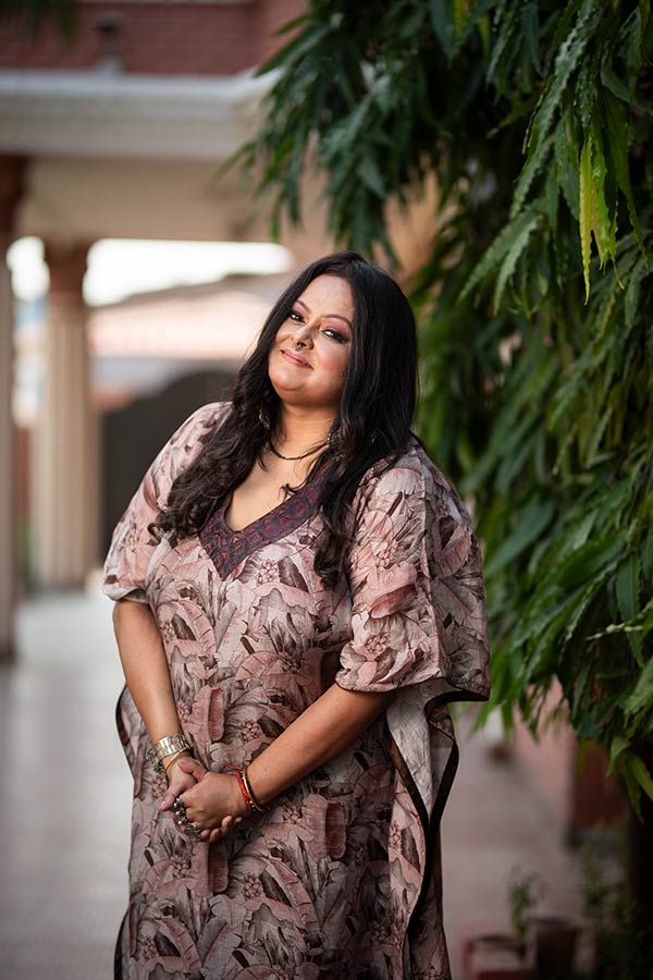 খোলা পিঠ ছাপানো চুল আর হাল্কা মুখের সাজেই  জমে যাবে আপনার পুজোর দিনের সাজ। হাল্কা গয়না পরুন কী না পরুন, তাতেও আপনিই অনন্যা। জিনা মিত্র বণিক জানালেন, “ কাফতান পরার মধ্যে এক বিশেষ আরাম রয়েছে, আর তা ছাড়াও কাফতান যে কোনও চেহারায় খুব মানায়। এই কাফতান দিনের বেলার জন্য এক্কেবারে আদর্শ”। 