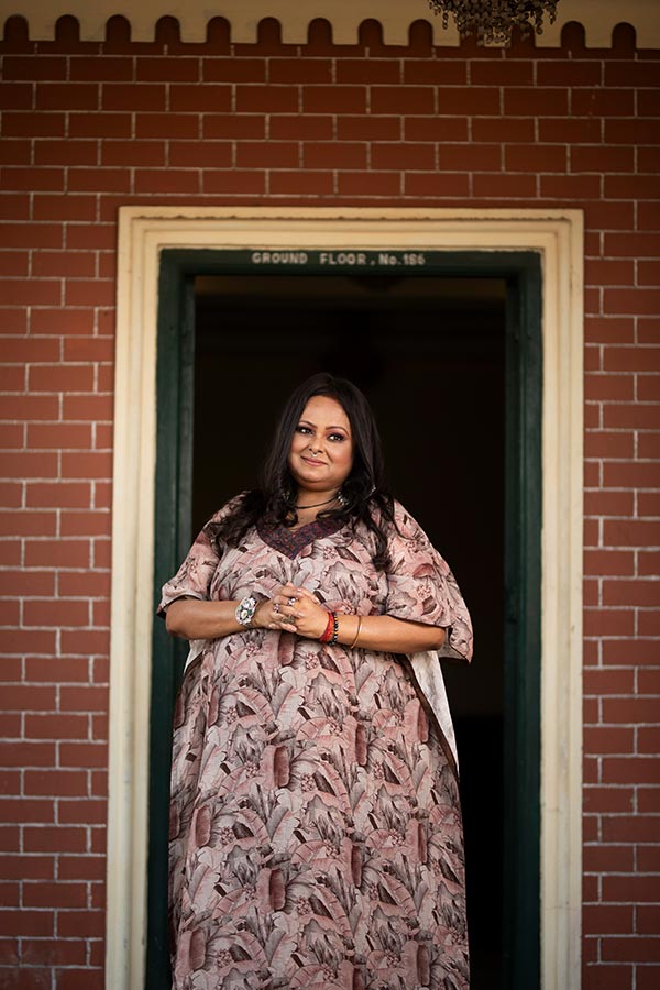 এই সময় নিজে নিজেই বেছে নিন আপনাকে কোন কোন পোশাকে মানায়। যেমন ষষ্ঠী বা সপ্তমীর নিরালা দুপুরের জন্য কাফতান ঢঙের  অ্যাবস্ট্রাক্ট প্রিন্টের ড্রেস পরে দেখতে পারেন।  