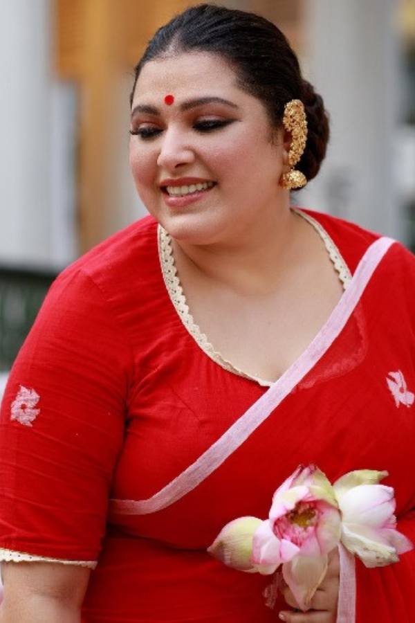 সমাজ মাধ্যমের পাতায় আমরা আত্মবিশ্বাসী আরও অনেক নারীকে এখন দেখতে পাই। মোটা হলেও যে হাল ফ্যাশনে গা ভাসাতে কোন বাঁধা নেই দেখিয়ে দেন তাঁরা বারবার। যেমন অভিনেত্রী শুভশ্রী গঙ্গোপাধ্যায়ের দিদি দেবশ্রী। স্থূল চেহারা হওয়া সত্ত্বেও তাঁর সমাজ মাধ্যম ছেয়ে রয়েছে তাঁর নানা পোশাকে নানা ভঙ্গিমায় কেতাদুরস্ত সব ছবিতে। 