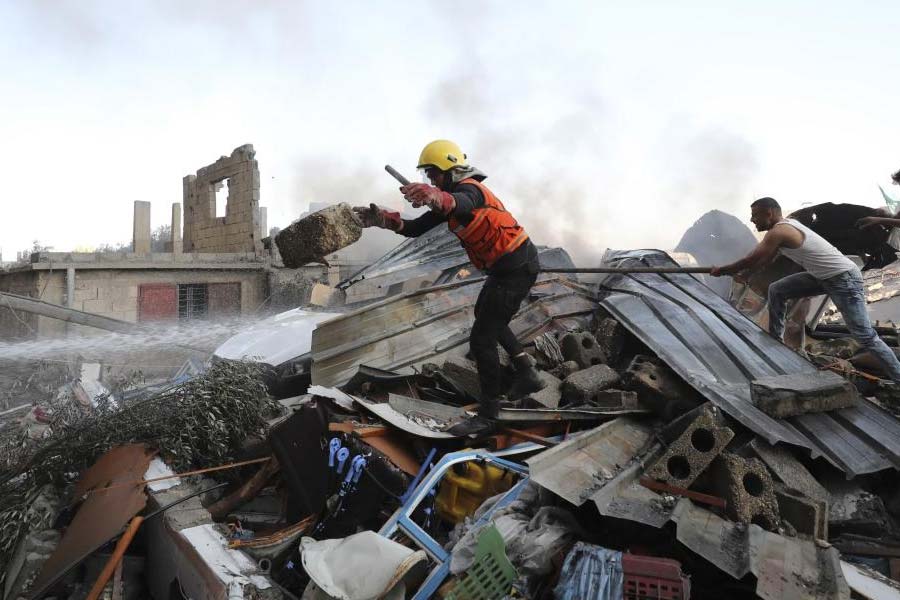 গাজ়ার হাসপাতালে কারা হামলা চালাল? হামাস বলছে, ইজ়রায়েল এই হামলার জন্য দায়ী। ইজ়রায়েলের দাবি, এই হামলা তারা করেনি। হামলা চালিয়েছে হামাসই। সঙ্গে আরও একটি জঙ্গি সংগঠনের বিরুদ্ধেও এই হামলার অভিযোগ তুলেছে বেঞ্জামিন নেতানিয়াহুর দেশ।