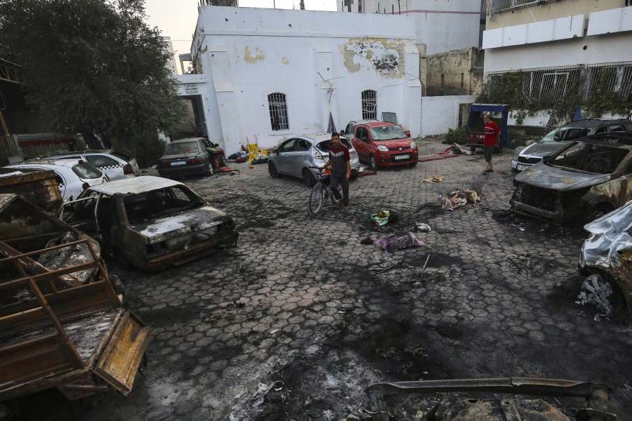 হামাস ছাড়া এই হামলার জন্য যে জঙ্গি সংগঠনটির বিরুদ্ধে অভিযোগ তুলেছে ইজ়রায়েল সেটির নাম প্যালেস্তিনিয়ান ইসলামিক জিহাদ (পিআইজে)। ১৭ সেপ্টেম্বর গাজ়ার অহলি অরব হাসপাতালে রকেট হামলা চালানো হয়েছিল। যে হামলায় ৫০০ জন নিহত হয়েছেন। কিন্তু কারা এই হামলা চালাল, তা নিয়ে পরস্পরের বিরুদ্ধে দোষারোপের পালা এখনও চলছে।